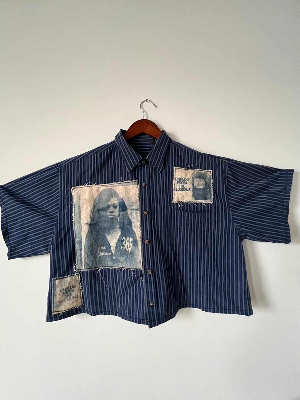 THE LEADASHA Blue CROPPED BUTTON UP